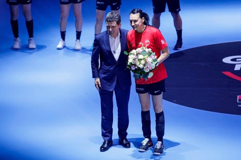 VIDEO Nicușor Dan, în rol de handbalist la Gala Neagu: un gest simbolic pentru o legendă a sportului românesc
