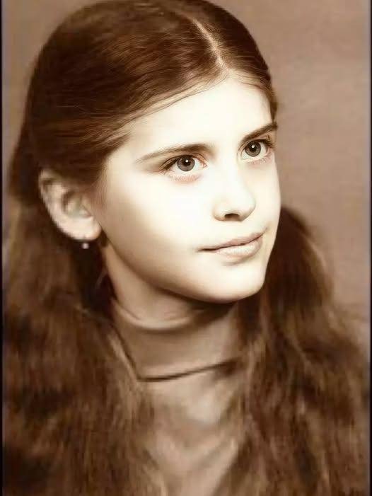 Recunoști vedeta din imagine? E una dintre cele mai cunoscute cântărețe și împlinește 55 de ani pe 10 iunie