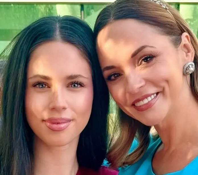 Andreea Marin taxată de propria fiică. Violeta nu se ferește să-i comenteze ținutele