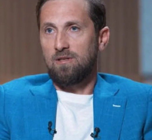 vDani Oțil, fiu responsabil, își ajută părinții cu bani: „Tata stă în același apartament din 1984. Le dăm bani, dar nu știu de unde sunt, pentru că nu știu să citească extrasul”